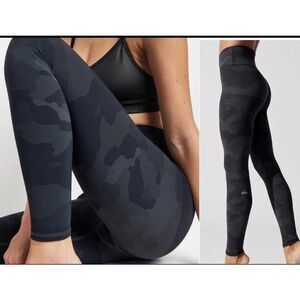 NWOT Alo Yoga HIGH-WAIST CAMO VAPOR LEGGINGS - black Camo, Sm, $140 G17